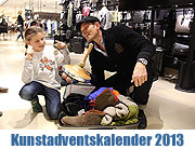 Kunstadventskalender 2013 bei HIRMER - Samsonite lud Kinder zur Kofferpackaktion mit Promis am 10.12.2013  (©Foto: Martin Schmitz)